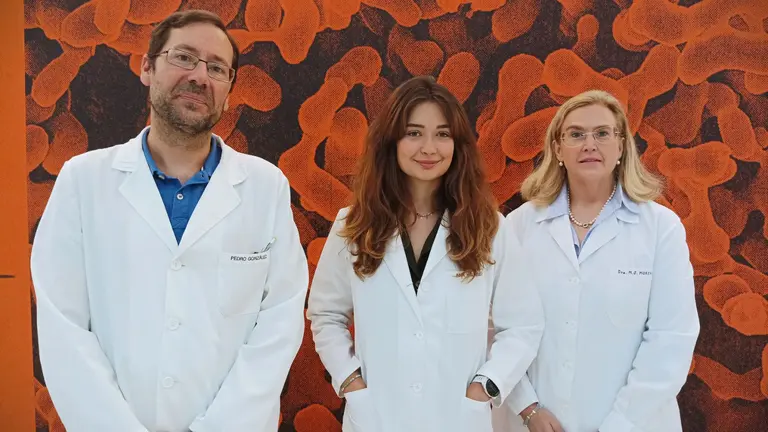 El Dr. Pedro Gonz&aacute;lez Muniesa y la Dra. Mar&iacute;a Jes&uacute;s Moreno Aliaga, investigadores principales del proyecto &ldquo;KRONODIABET&rdquo;, y Ana Velasco (en el centro), doctoranda beneficiaria del programa FPU. UNIVERSIDAD DE NAVARRA