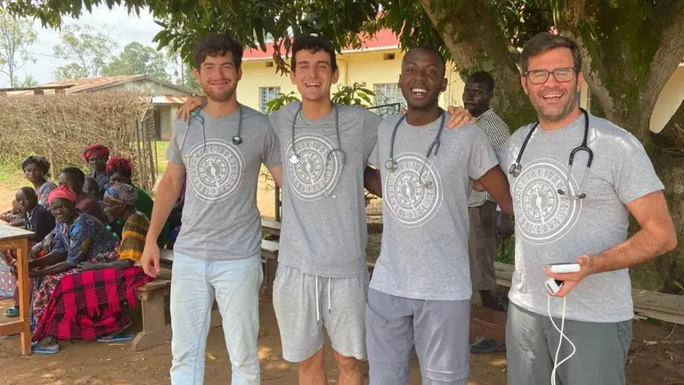 De izquierda a derecha: Ignacio Moraga, Juan Molins, Bertrand Mbongo y el Dr. Marc Vives. CL&Iacute;NICA UNIVERSIDAD DE NAVARRA