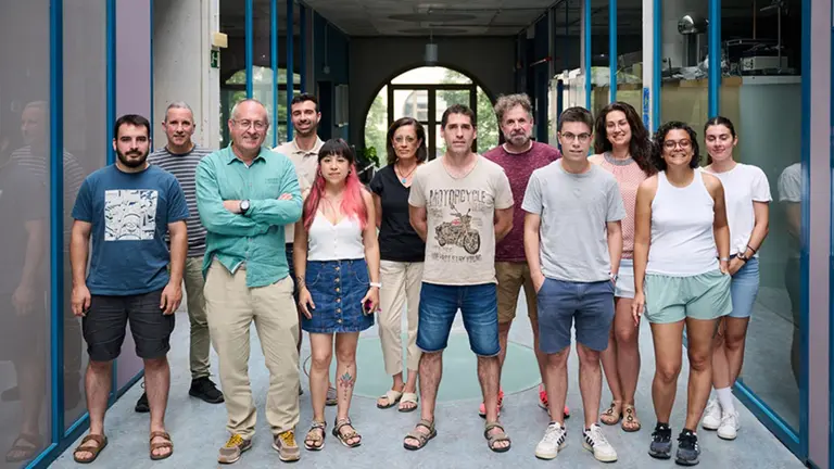 Investigadores del Grupo Propiedades F&iacute;sicas y Aplicaciones de Materiales del Instituto INAMAT2 de la UPNA. De izq. a dcha.: Mart&iacute;n Zamarbide G&oacute;mara, Antonio Urbina Yeregui, I&ntilde;aki P&eacute;rez de Landaz&aacute;bal Berganzo, Eduardo Ordoqui Huesa, Elisa Gabriela Herrera, Cristina G&oacute;mez Polo, Vicente S&aacute;nchez-Alarcos G&oacute;mez, Vicente Recarte Callado, David Gand&iacute;a Aguado, Alba Mart&iacute;nez Jim&eacute;nez, Deborah Liguori y Saioa Sierra Fern&aacute;ndez. UNIVERSIDAD P&Uacute;BLICA DE NAVARRA