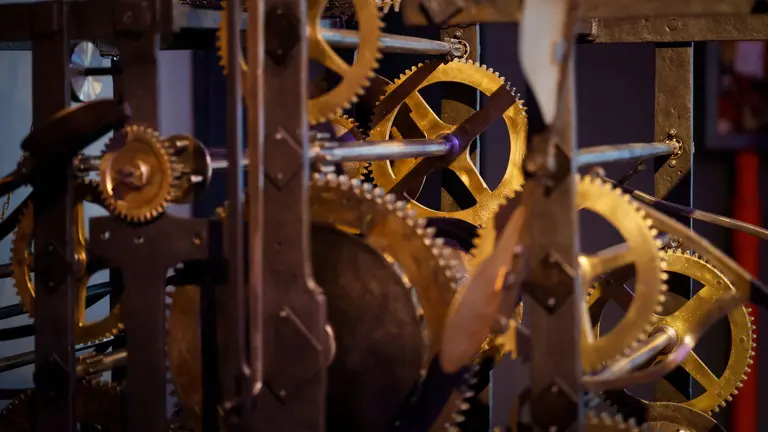 En la imagen, el mecanismo restaurado del reloj monumental de 1827 que presid&iacute;a el frontal de la Casa Consistorial de Pamplona hasta la restauraci&oacute;n de la fachada en 1991. EFE/Villar L&oacute;pez