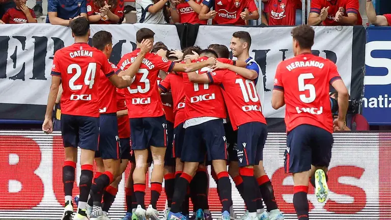 Los jugadores del Osasuna celebran el gol marcado por su compa&ntilde;ero Rub&eacute;n Garc&iacute;a ante el Mallorca durante el partido de la segunda jornada de Liga de Primera Divisi&oacute;n disputado este s&aacute;bado en el estadio de El Sadar. EFE/Villar L&oacute;pez