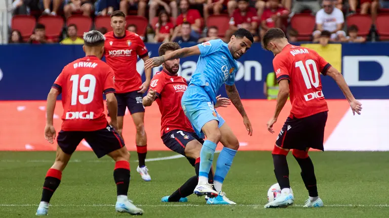 Bryan Zaragoza (19. CA Osasuna), Jon Moncayola (7. CA Osasuna), Omar Mascarell (5. RCD Mallorca) y Aimar Oroz (10. CA Osasuna) durante el partido de La Liga EA Sports entre CA Osasuna y RCD Mallorca disputado en el estadio de El Sadar en Pamplona. I&Ntilde;IGO ALZUGARAY