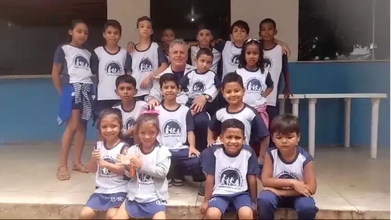 El misionero Jos&eacute; Carlos Fern&aacute;ndez junto a alumnos del centro educativo que dirige en Brasil. CEDIDA