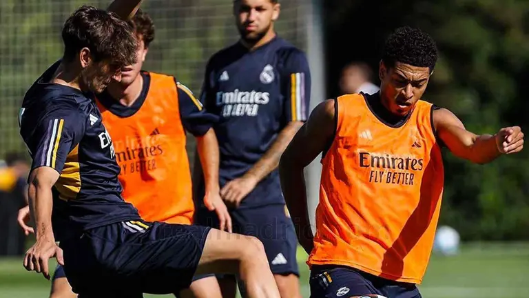 Noel López en un entrenamiento con el primer equipo del Real madrid junto a Jude Bellingham. INSTAGRAM - Noel López