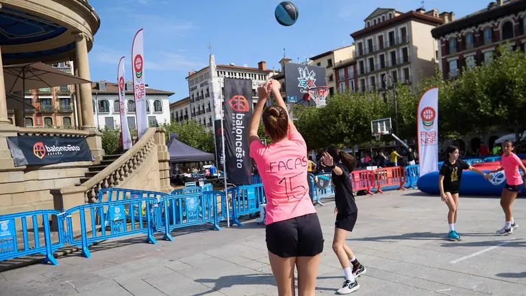Jornada del Circuito Plaza 3x3 Caixabank de baloncesto en la Plaza del Castillo de Pamplona, donde se han dado cita cita 696 jugadores y jugadoras distribuidos en un total de 174 equipos en las diferentes categorías. IÑIGO ALZUGARAY
