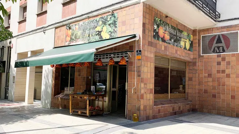 Fachada de la tienda 'El rinc&oacute;n de Valencia y sus naranjas' en Pamplona. Navarra.com