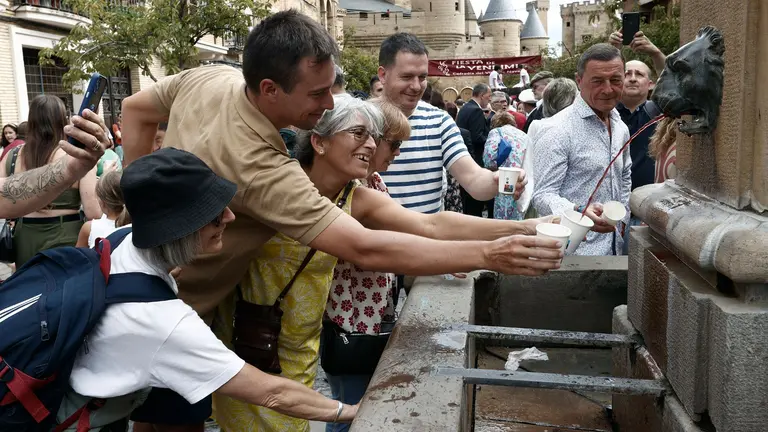 Olite celebra este domingo XXXII Fiesta de la Vendimia Navarra donde el en&oacute;logo Javier Ochoa ha declarado abierto el periodo "h&aacute;bil de vendimia" tras probar el primer mosto procedente de la pisada de uva. EFE/ Jesus Diges