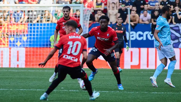 Aimar Oroz (10. CA Osasuna), Alejandro Catena (24. CA Osasuna), Enzo Boyomo (22. CA Osasuna) y Tasos Douvikas (9. RC Celta) durante el partido de La Liga EA Sports entre CA Osasuna y RC Celta disputado en el estadio de El Sadar en Pamplona. I&Ntilde;IGO ALZUGARAY