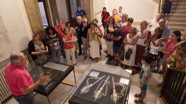 El alcalde de Pamplona, Joseba Asiron, participa en la primera visita guiada a la Casa Consistorial organizada por el Ayuntamiento con motivo de la celebraci&oacute;n del 601&ordm; aniversario del Privilegio de la Uni&oacute;n. I&Ntilde;IGO ALZUGARAY