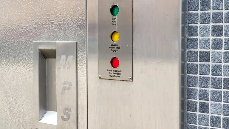 Imagen de archivo de un ba&ntilde;o p&uacute;blico autolimpiable. ARCHIVO