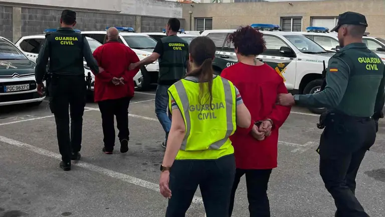 La Guardia Civil conduce a los dos detenidos al cuartel de Torrevieja. GUARDIA CIVIL