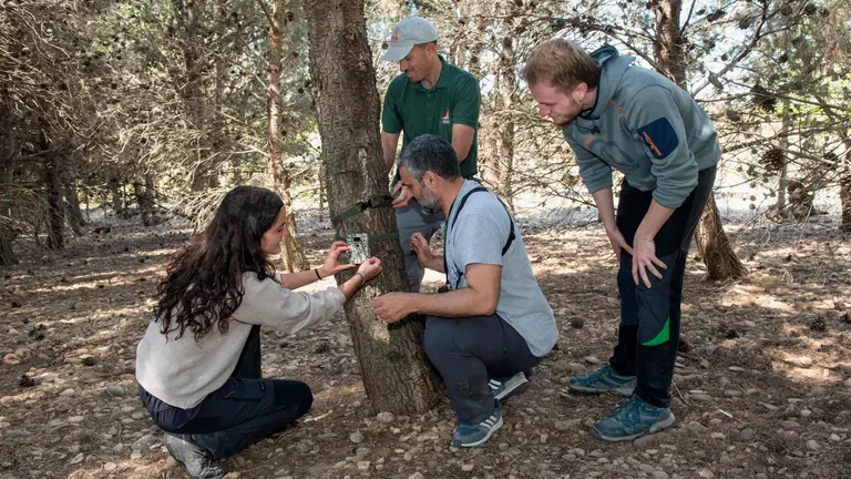 Im&aacute;genes de los investigadores realizando el estudio en Sendaviva. CEDIDA