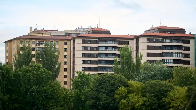 Vista de un edificio de viviendas en Pamplona. PABLO LASAOSA
