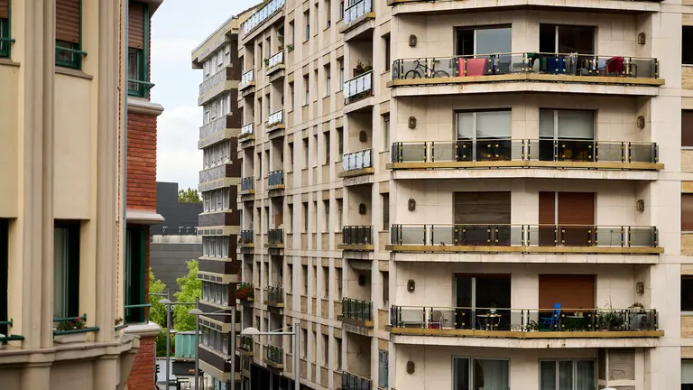 Vista de un edificio de viviendas en Pamplona. PABLO LASAOSA