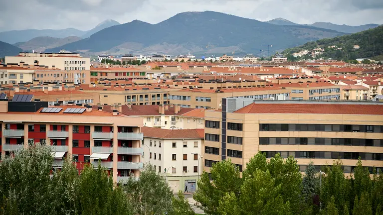 Vista de un edificio de viviendas en Pamplona. PABLO LASAOSA