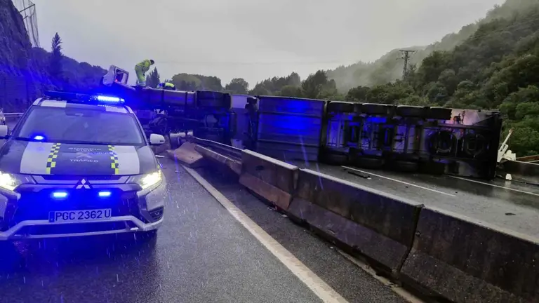 El vuelco del cami&oacute;n ha obligado a cerrar uno de los sentidos de circulaci&oacute;n para veh&iacute;culos pesados. GUARDIA CIVIL DE NAVARRA