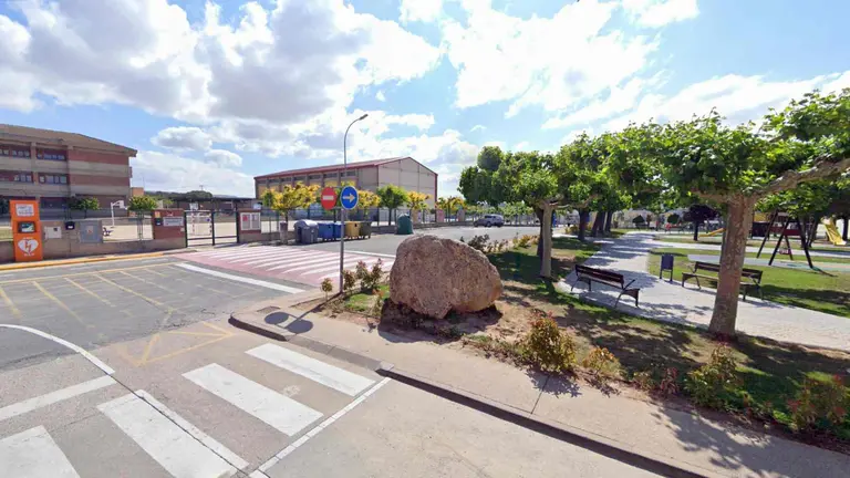 Calle San isidro, delante del colegio de Fusti&ntilde;ana. GOOGLEMAPS