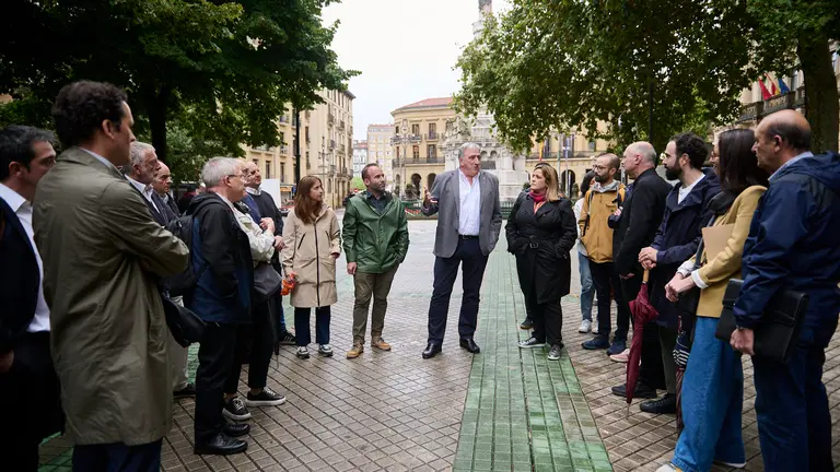 Visita de los equipos de arquitectos al Paseo de Sarasate para comprobar en primera persona el estado actual del espacio junto con el alcalde de Pamplona Joseba Asir&oacute;n. PABLO LASAOSA