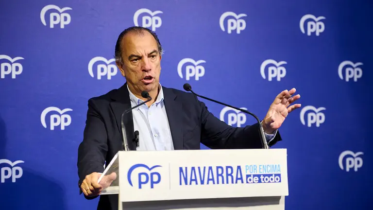 Los concejales del Partido Popular en el Ayuntamiento de Pamplona Carmen Alba y Carlos Garc&iacute;a Adanero ofrecen una rueda de prensa para valorar el inicio del curso pol&iacute;tico. PABLO LASAOSA