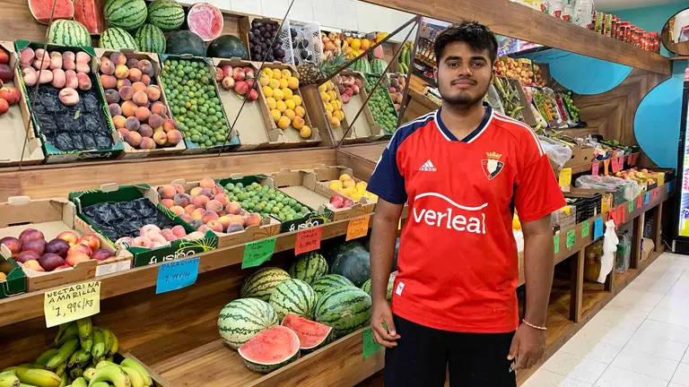 Rozam Muhammad en su fruter&iacute;a de la calle Abejeras en Pamplona. Navarra.com