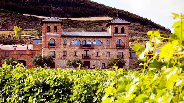 Imagen exterior de la bodega y restaurante Castillo de Monjard&iacute;n en Navarra. Asociaci&oacute;n de Sumilleres de Navarra.