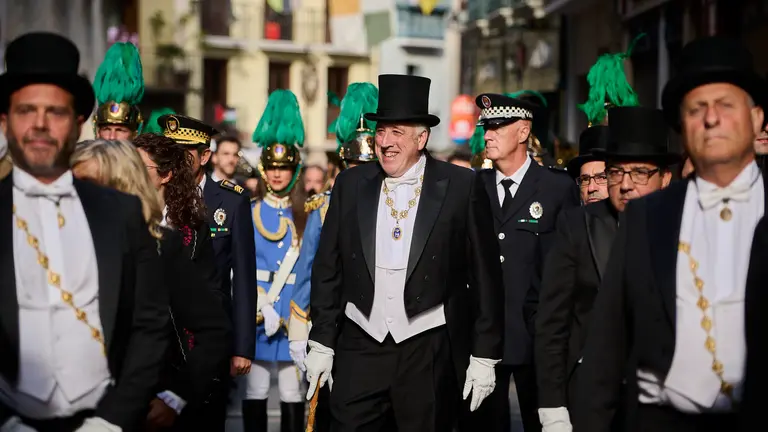 La Comparsa de Gigantes y Cabezudos junto con la Corporaci&oacute;n Municipal desfilan por las calles de Pamplona conmotivo del Privilegio de la Uni&oacute;n. PABLO LASAOSA