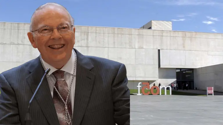 Montaje del profesor fallecido, Maxwell McCombs, sobre la fachada del Facultad de Comunicaci&oacute;n de la Universidad de Navarra. NAVARRA.COM