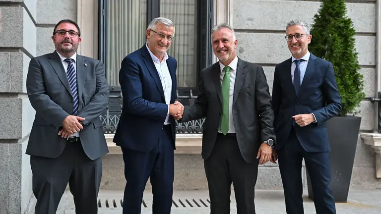 El vicepresidente primero y Consejero de Presidencia e Igualdad del Gobierno de Navarra, F&eacute;lix Taberna Monz&oacute;n, saluda al ministro de Pol&iacute;tica Territorial y Memoria Democr&aacute;tica &Aacute;ngel V&iacute;ctor Torres, durante el Pleno del Congreso este martes, en Madrid. EFE/ Fernando Villar
