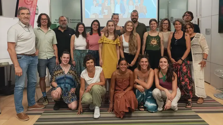 Txema Burgaleta con algunas de las participantes en la formaci&oacute;n. GOBIERNO DE NAVARRA