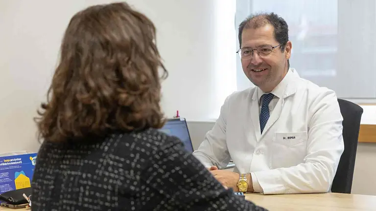 El Dr. Pablo Irimia, coordinador del Grupo de cefaleas de la Sociedad Espa&ntilde;ola de Neurolog&iacute;a, en su consulta de la Cl&iacute;nica Universidad de Navarra. CL&Iacute;NICA UNIVERSIDAD DE NAVARRA