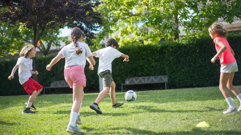 Ni&ntilde;os jugando al bal&oacute;n en un jard&iacute;n. GOBIERNO DE NAVARRA