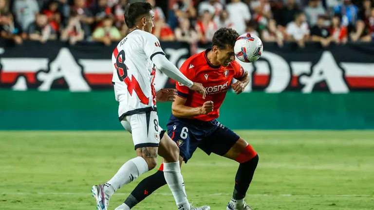 Lucas Torr&oacute; en un lance del partido de Osasuna contra el Rayo Vallecano. EFE