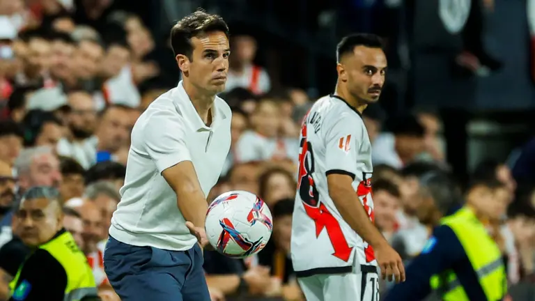 El navarro &Iacute;&ntilde;igo P&eacute;rez, entrenador del Rayo Vallecano, durante el partido contra Osasuna. EFE