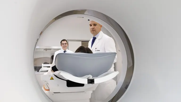 El Dr. Bastarrika y el Dr. Alonso preparan a una paciente para someterse a una prueba en el nuevo esc&aacute;ner de tomograf&iacute;a computarizada. CL&Iacute;NICA UNIVERSIDAD DE NAVARRA