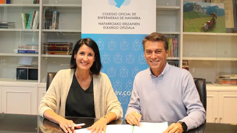 Isabel Iturrioz, presidenta del Colegio Oficial de Enfermeras de Navarra y Juan Franco, presidente de la Asociaci&oacute;n Espa&ntilde;ola Contra el C&aacute;ncer en Navarra. CEDIDA