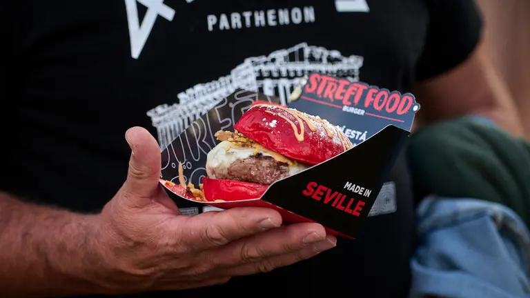 Inauguración del festival gastronómico The Champions Burger, que llega a la ciudad en busca de la 'Mejor hamburguesa'. PABLO LASAOSA