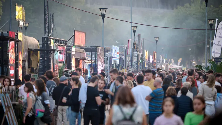 Inauguraci&oacute;n del festival gastron&oacute;mico The Champions Burger, que llega a la ciudad en busca de la 'Mejor hamburguesa'. PABLO LASAOSA