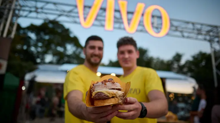 Inauguraci&oacute;n del festival gastron&oacute;mico The Champions Burger, que llega a la ciudad en busca de la 'Mejor hamburguesa'. PABLO LASAOSA