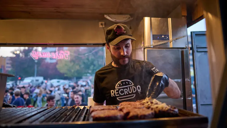 Inauguraci&oacute;n del festival gastron&oacute;mico The Champions Burger, que llega a la ciudad en busca de la 'Mejor hamburguesa'. PABLO LASAOSA