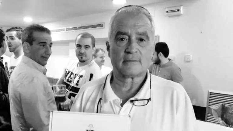 Patxi Bator recibe una placa del UDC Burlad&eacute;s al dejar la presidencia del club. UDC Burlad&eacute;s.