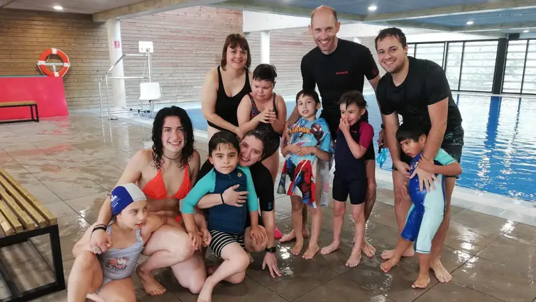 Imagen de archivo de un grupo de usuarios y voluntarios de la asociaci&oacute;n ANA en una clase de nataci&oacute;n. CEDIDA