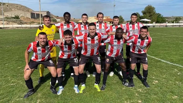 Equipo titular del Onti&ntilde;ena CF de la regional preferente aragonesa 2024-25. Instagram.