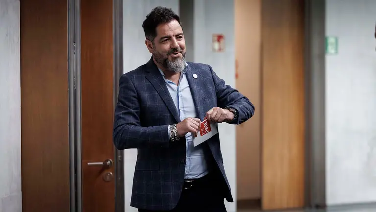 El portavoz de PSN-PSOE, Ram&oacute;n Alz&oacute;rriz, tras comparecer este lunes ante los medios de comunicaci&oacute;n despu&eacute;s de la reuni&oacute;n de la Mesa y Junta de portavoces en donde los resultados de las elecciones europeas celebradas el domingo 9 de junio marcan la actualidad pol&iacute;tica. EFE/Villar L&oacute;pez