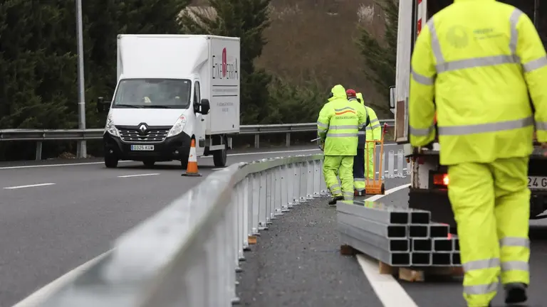 Imagen de la colocaci&oacute;n de la valla de seguridad en la N-121-A en 2022. - GOBIERNO DE NAVARRA - Archivo