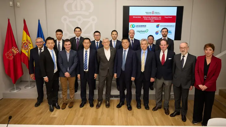 El vicepresidente Taberna con representantes de las empresas chinas y representantes de Geoalcali y Highfield Resources, que han suscrito un acuerdo de financiaci&oacute;n para impulsar Mina Muga. GOBIERNO DE NAVARRA / MIGUEL OS&Eacute;S