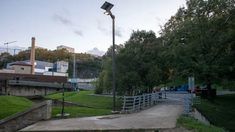 Imagen de las pasarelas del rio Arga en Pamplona cerradas. POLIC&Iacute;A MUNICIPAL DE PAMPLONA
