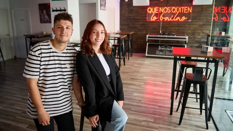 Álex Muguiro y Rosa Castillejo, de Mestizo bar, en la calle García Castañón 1. PABLO LASAOSA