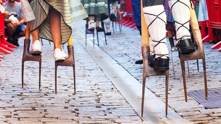Carrera de layas en Puente la Reina.  FRANCIS VAQUERO / TURISMO DE NAVARRA