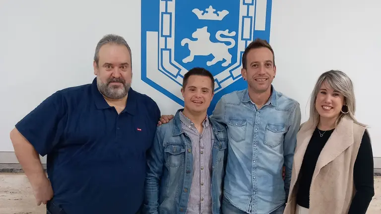 De izda a dcha. Jose &Aacute;ngel Nieto, presidente de Bronce Solidario; Carlos Santana, Asociaci&oacute;n S&iacute;ndrome de Down de Navarra; Mikel Muguia, presidente de la pe&ntilde;a Los de Bronce y Edurne Pascal, gerente de la Asociaci&oacute;n S&iacute;ndrome de Down de Navarra. CEDIDA
