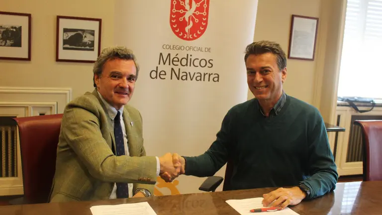 Izqda. en representaci&oacute;n del Colegio de M&eacute;dicos de Navarra (COMNA), su presidente Rafael Teijeira
Dcha. en representaci&oacute;n de la Asociaci&oacute;n Espa&ntilde;ola Contra el C&aacute;ncer en Navarra, su presidente Juan Franco.  CEDIDA